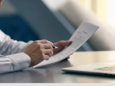 persoon die statuten naleest persoon die statuten naleest