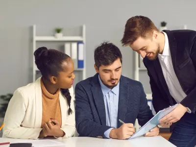 Een koppel ondertekent een document bij de notaris Een koppel ondertekent een document bij de notaris