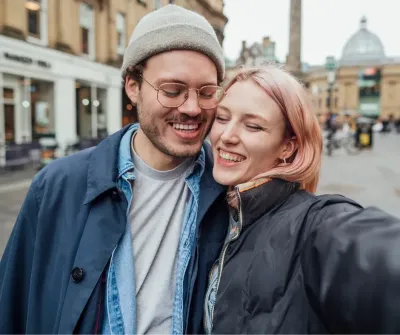 Un couple heureux se prend en selfie dans les rues de leur ville. Un couple heureux se prend en selfie dans les rues de leur ville.