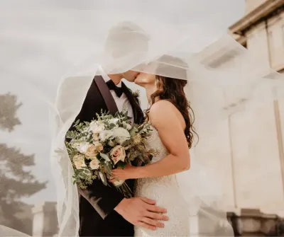 Un couple s'embrasse après leur cérémonie de mariage Un couple s'embrasse après leur cérémonie de mariage