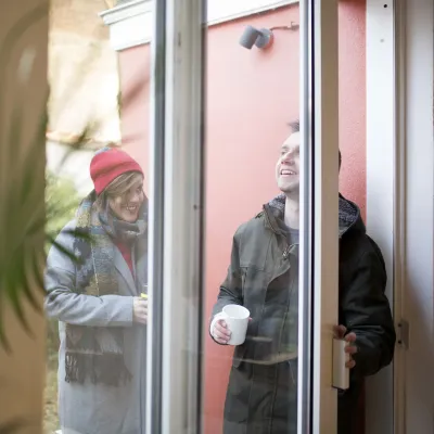 Jong koppel in hun woning