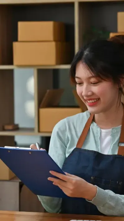 vrouw aan het werk in haar onderneming vrouw aan het werk in haar onderneming