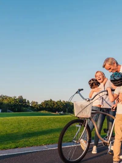 une famille s'embrasse après un tour en vélo une famille s'embrasse après un tour en vélo